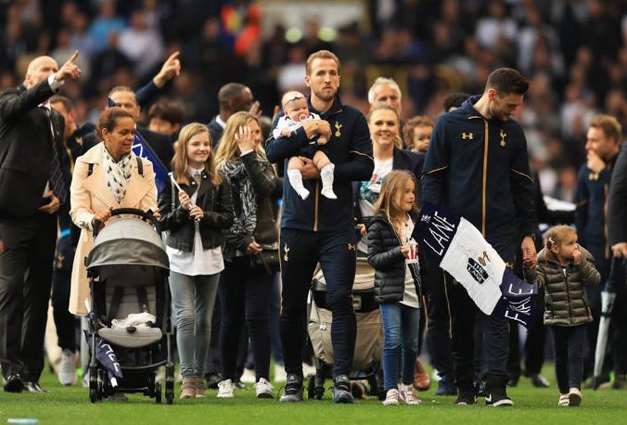I giocatori del Tottenham (al centro, Harry Kane) in campo con le famiglie. Getty Images